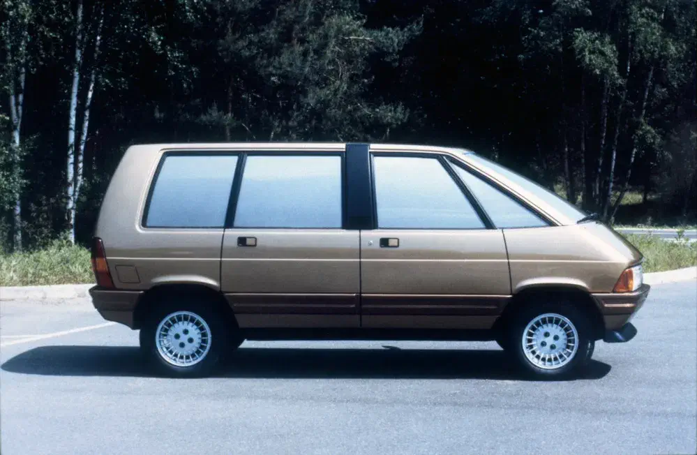 Prototype de minivan avec portes coulissantes, design futuriste et fenêtres teintées.