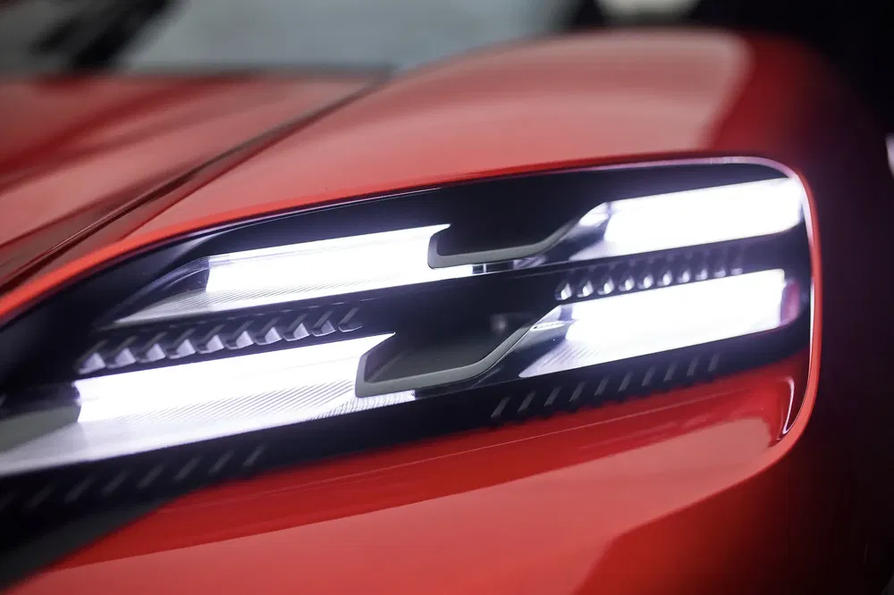 Phare LED de voiture rouge au design moderne et élégant.