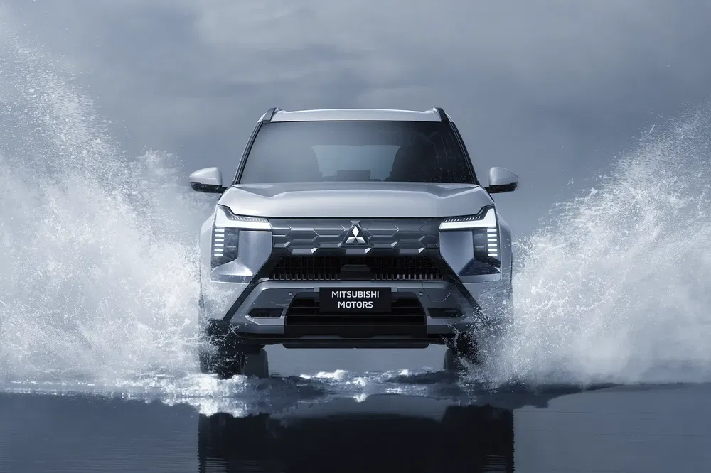 {"fr":"Mitsubishi SUV traversant l'eau, design avant robuste et dynamique en action.","nl":"Mitsubishi SUV rijdt door water met robuust en dynamisch voorkantontwerp."}