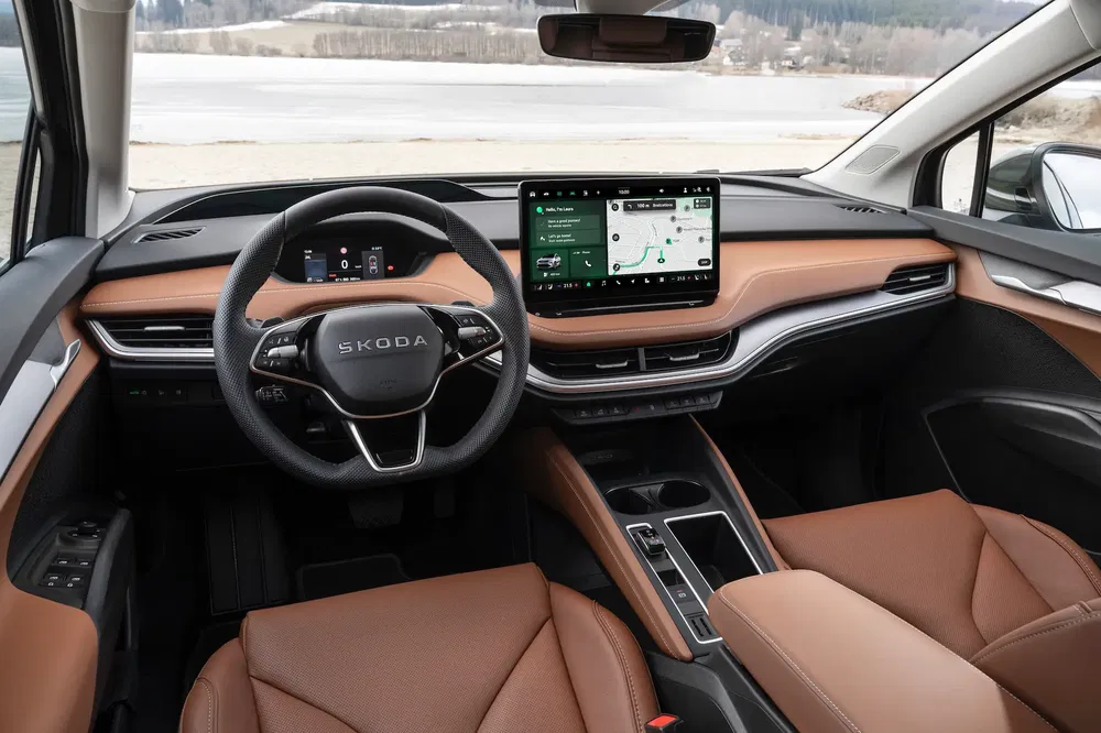 Intérieur du Skoda moderne avec tableau de bord numérique et sièges en cuir brun élégant.