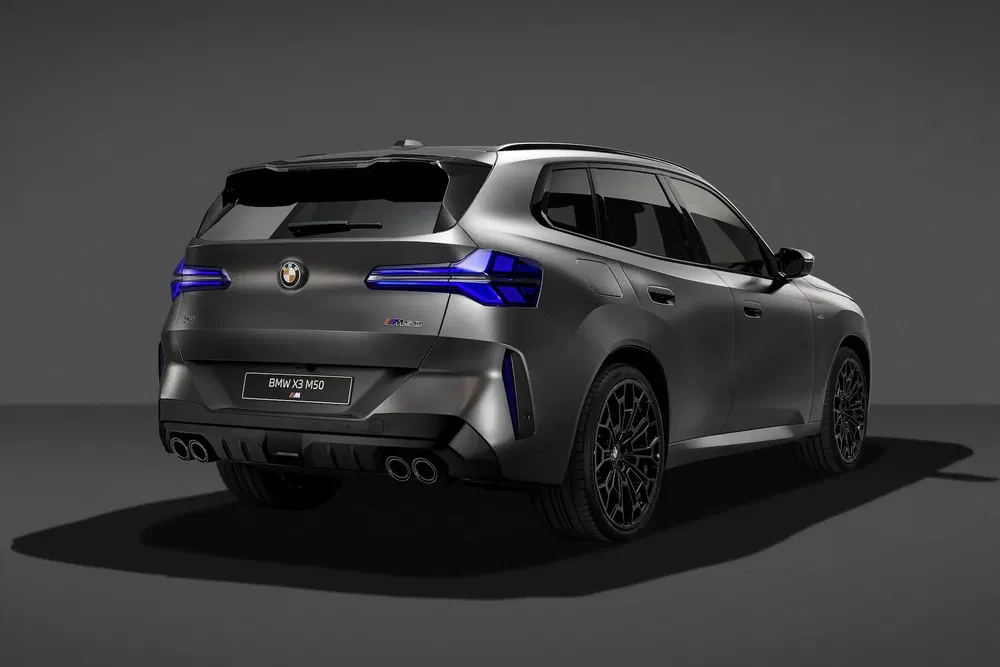 Vue arrière du BMW X3 M50, SUV élégant avec feux arrière LED bleus distinctifs.