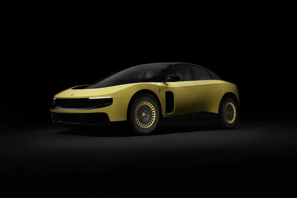 Voiture électrique sportive Lynk & Co jaune sur fond noir, design moderne et élégant.