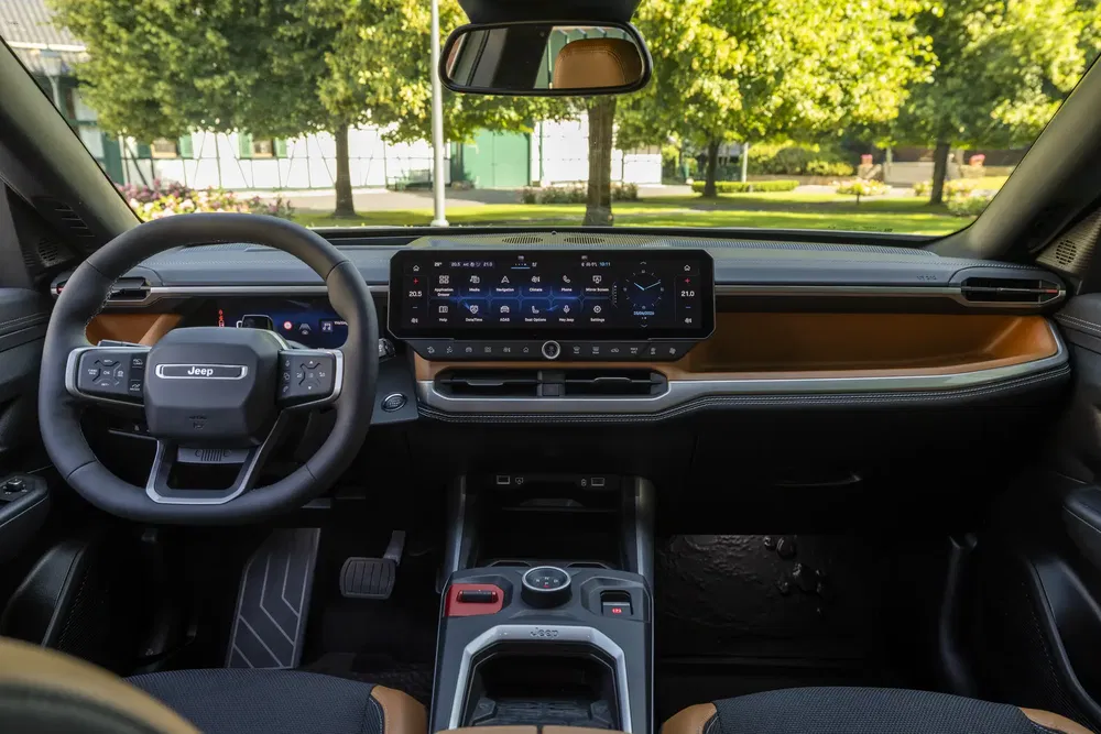 Intérieur de la voiture Jeep, tableau de bord moderne avec écran multimédia large.