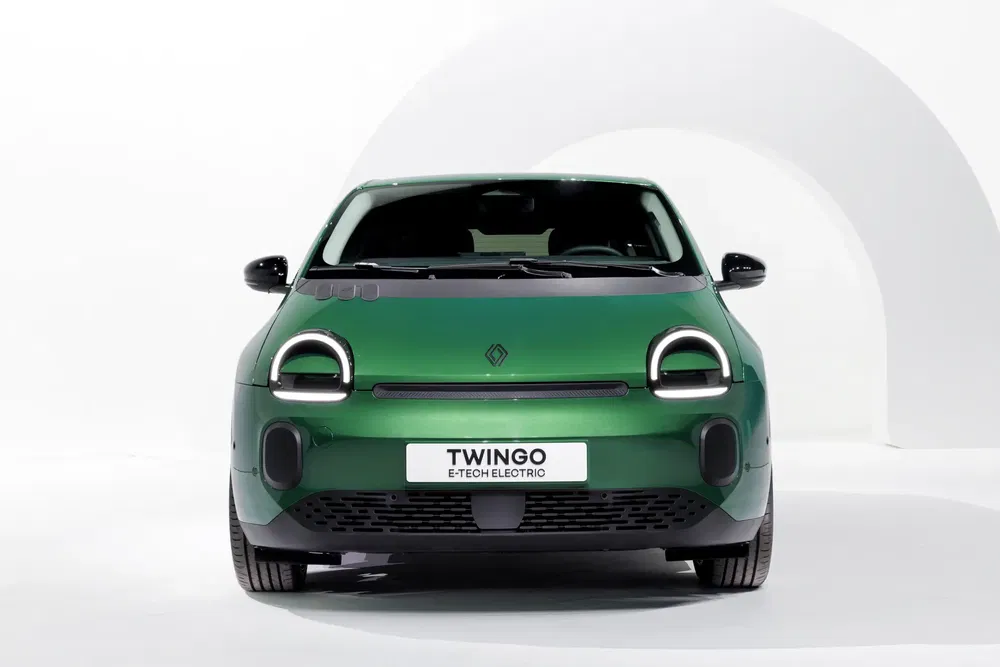 Renault Twingo E-Tech Electric verte, avant élégant avec phares distinctifs en arc.