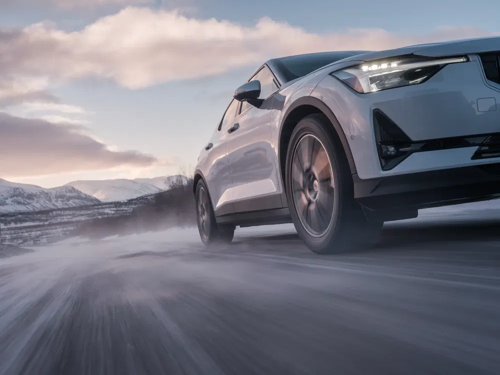 {"fr":"Voiture électrique Volvo Polestar 2 roulant sur route enneigée montagneuse, ciel nuageux.","nl":"Volvo Polestar 2 elektrische auto op besneeuwde bergweg, bewolkte lucht."}