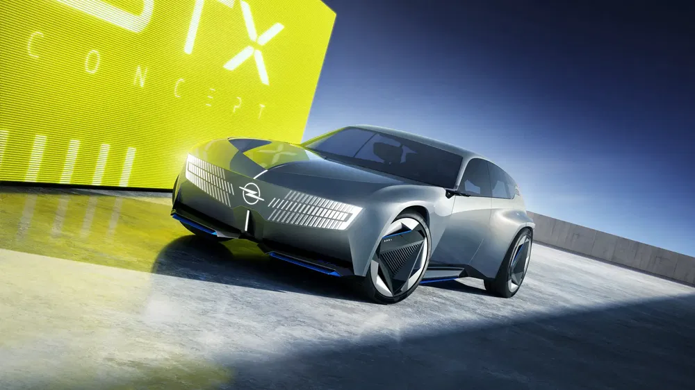 Concept-car Opel GTX, design futuriste avec phares LED innovants et aérodynamique audacieuse.