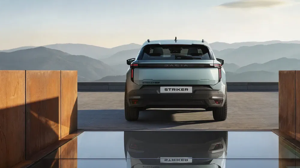 Achteraanzicht van de Dacia Striker op een dak met bergen op de achtergrond.