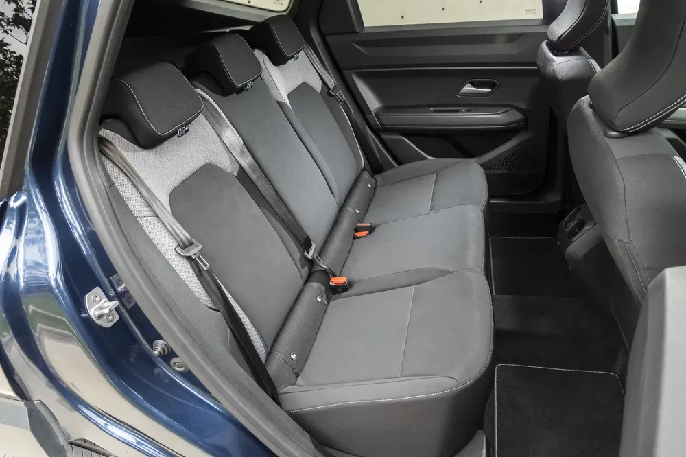 Ruim en modern interieur van de Skoda Kodiaq 2023, comfortabele achterbank.