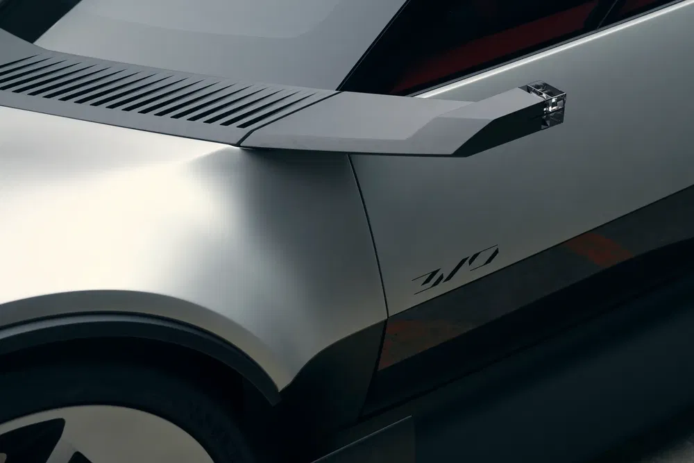 Futuristisch autoconcept met aerodynamische zijspiegel en modern hoekig ontwerp van de Strato.