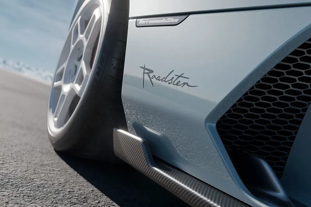 Detail van de zijflank van een Lamborghini Huracán Sterrato Roadster op een lege weg.