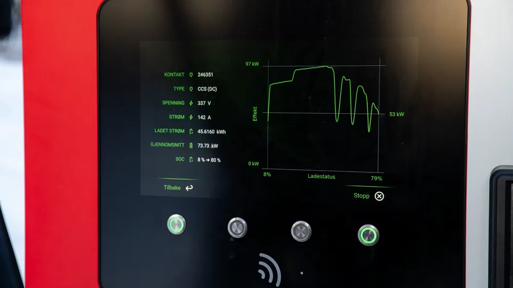 Écran de chargeur rapide électrique avec données de puissance et état de charge affichés.