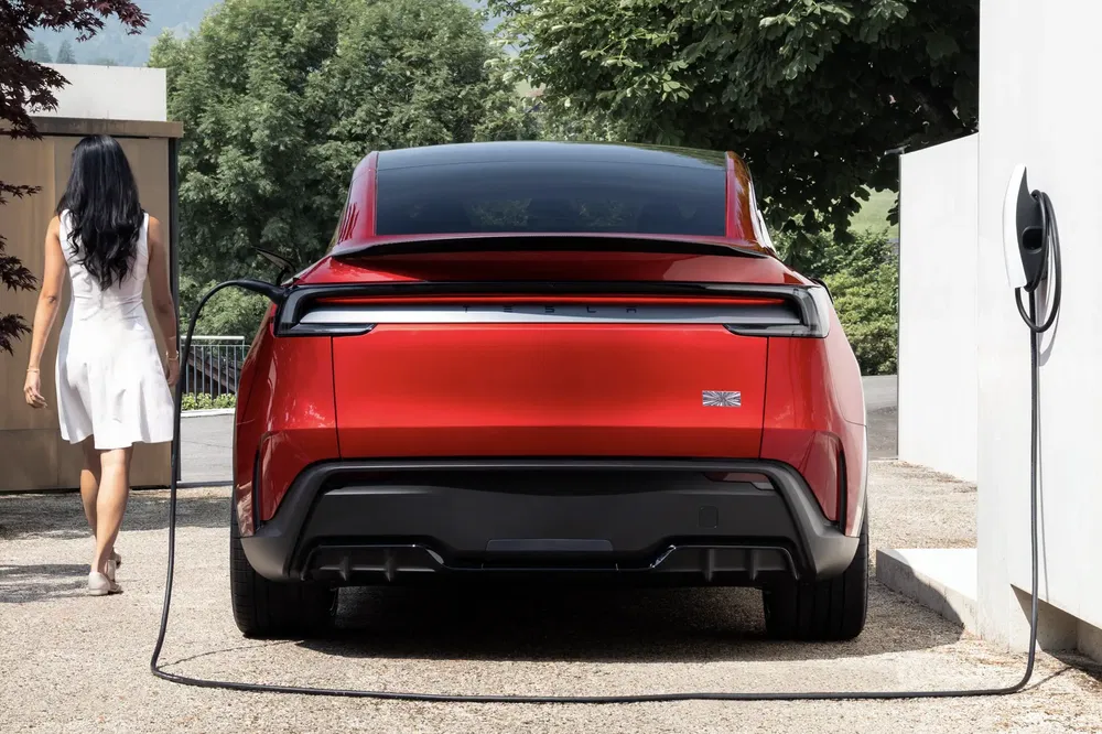 Rode elektrische auto aan het opladen met een vrouw op de achtergrond, modern en elegant design.