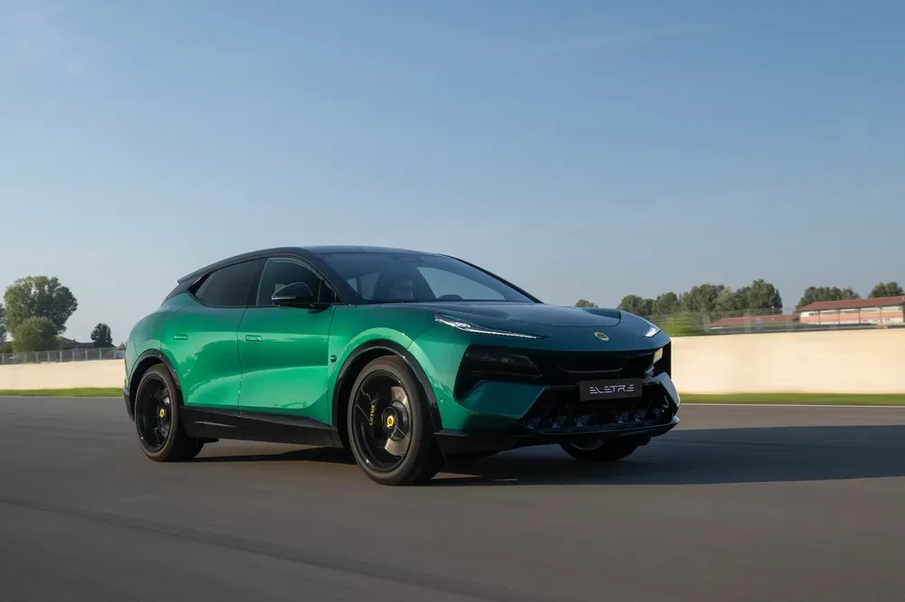 Groene Lotus Eletre elektrische auto op circuit, modern aerodynamisch ontwerp.