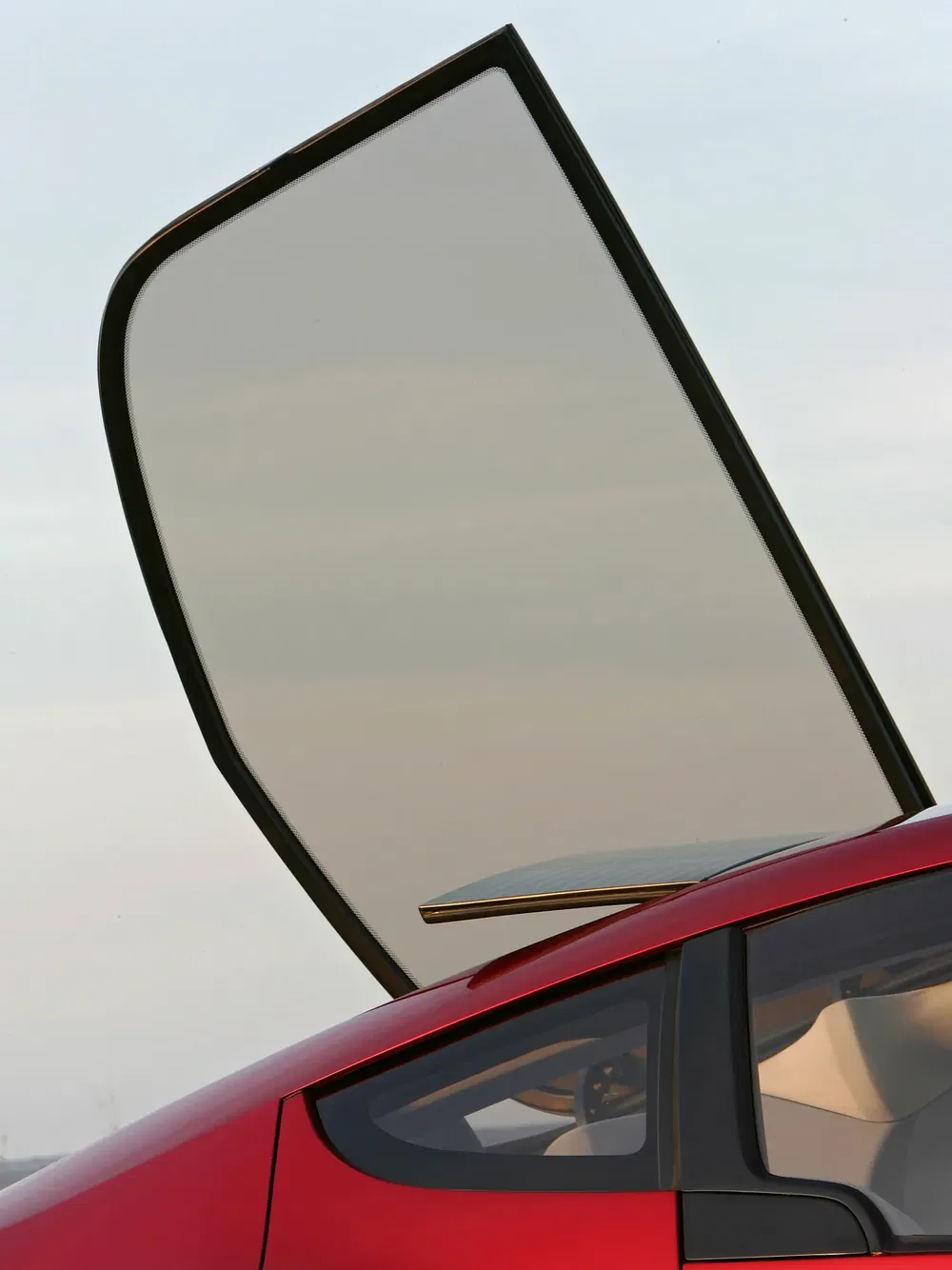Portière papillon ouverte d'une voiture électrique Tesla rouge moderne.