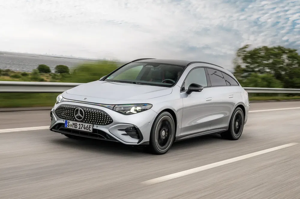 Mercedes-Benz break moderne roulant sur autoroute, design élégant et performance élevée.
