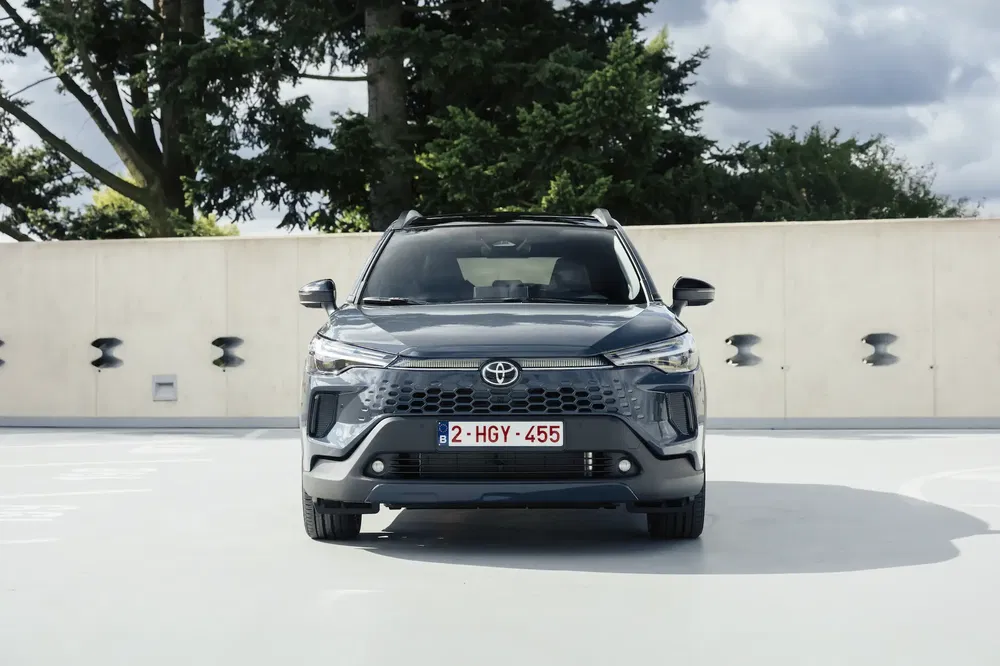 Toyota SUV moderne sur un parking avec ciel nuageux en arrière-plan.