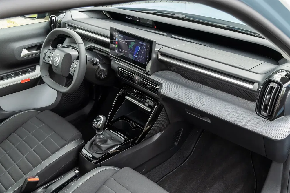 Intérieur moderne de la Citroën C4 avec écran tactile et design ergonomique.