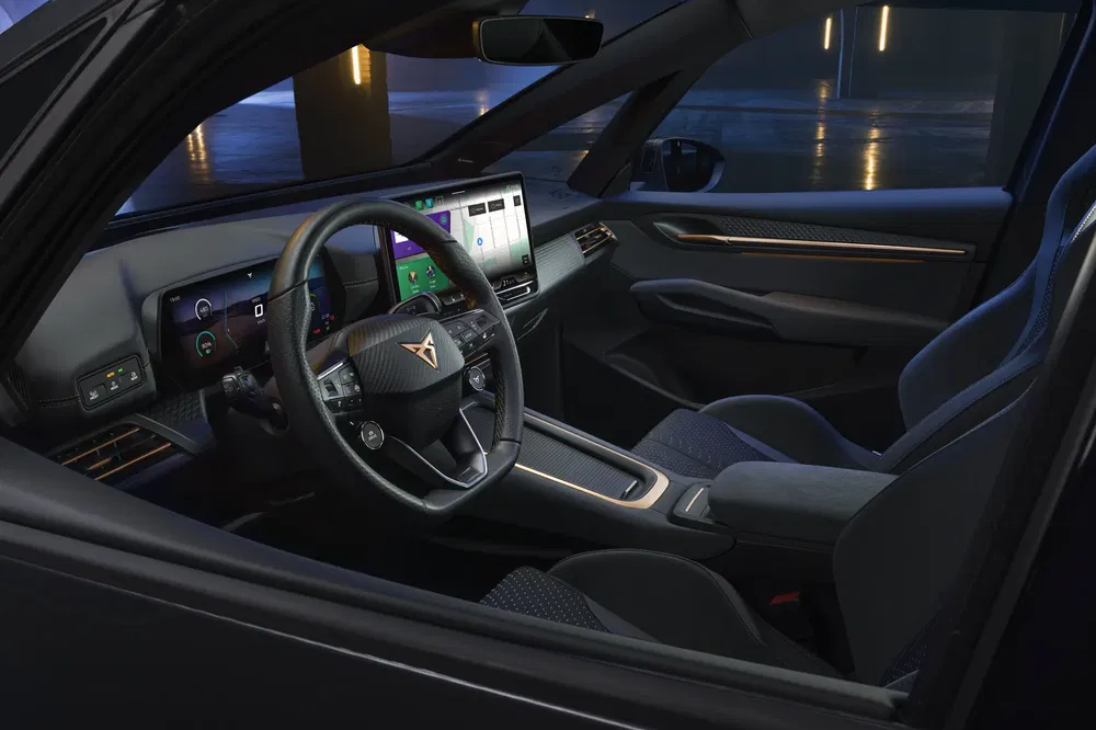 Intérieur moderne de voiture Cupra avec volant élégant et écran tactile central.