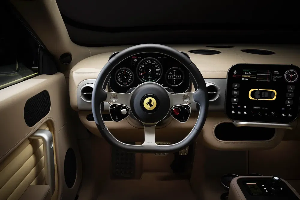 Intérieur luxueux d'une Ferrari avec volant emblématique et tableau de bord numérique moderne.