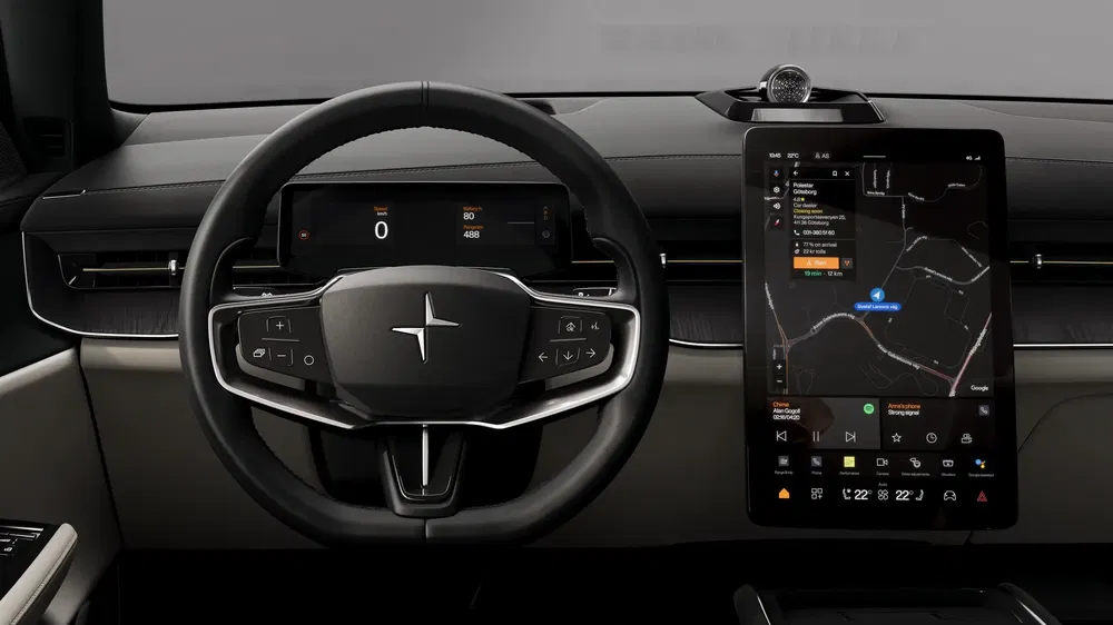 Intérieur de la Polestar moderne, volant élégant et écran tactile central avec navigation.