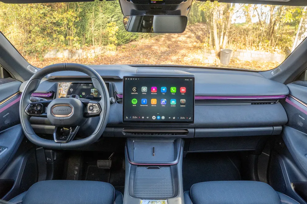 Intérieur de la voiture Lynk & Co avec écran tactile central et design moderne.