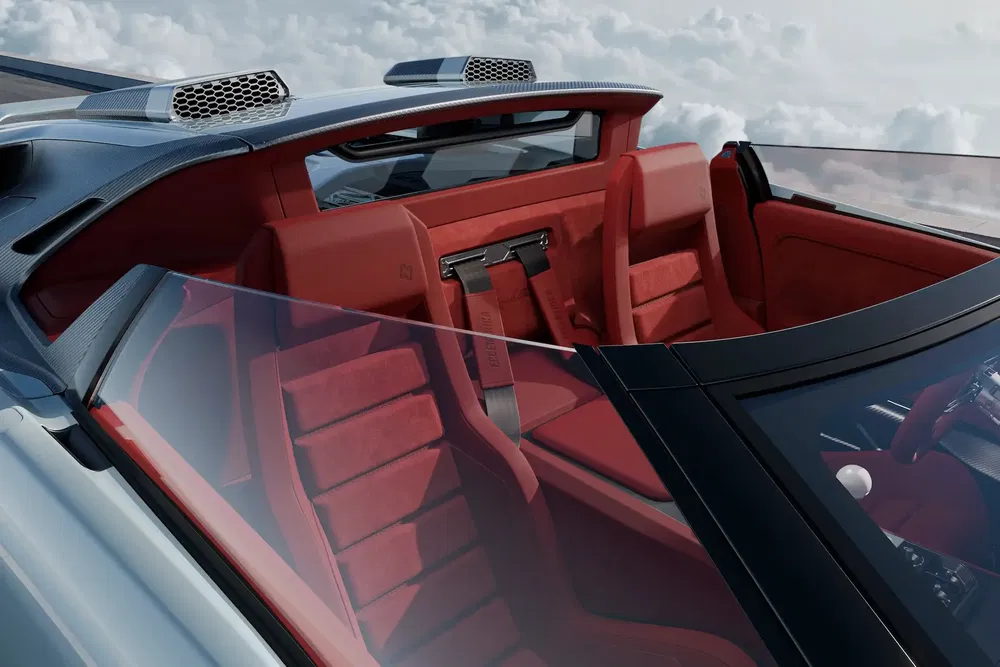 Interieur van een Lamborghini Revuelto cabriolet met rode leren stoelen en koolstofdetails.