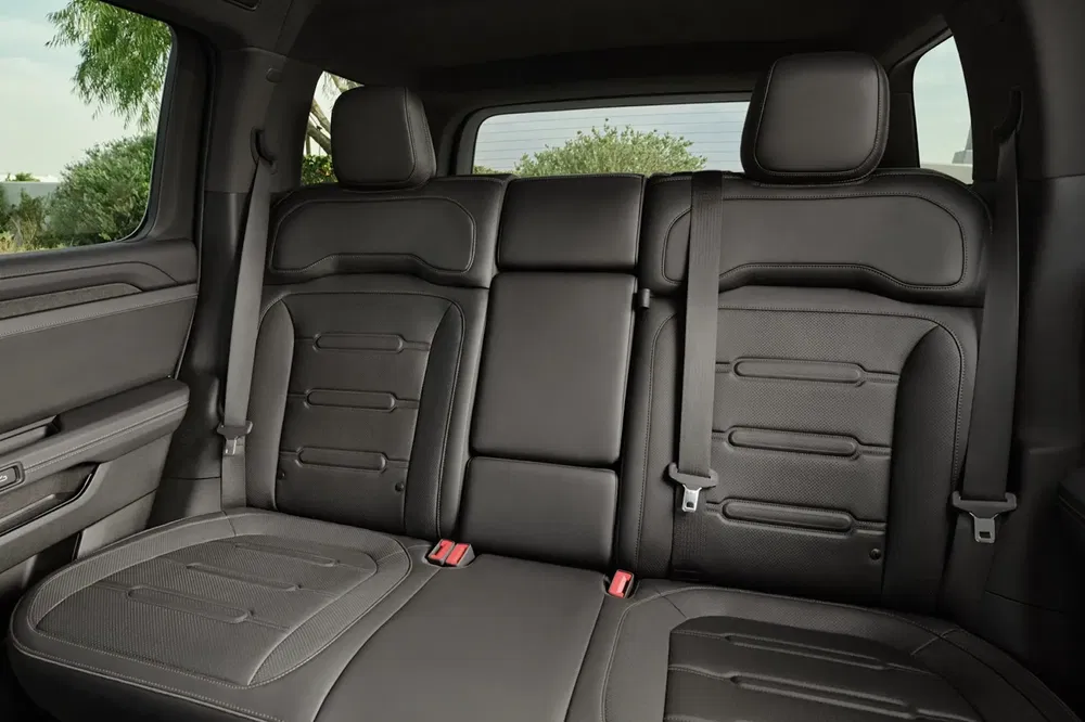 Intérieur de camionnette avec sièges arrière en cuir noir moderne et appuie-têtes amovibles.