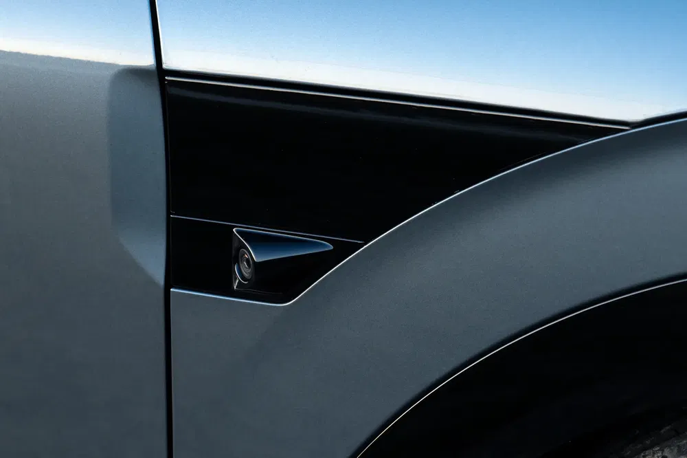 Caméra intégrée sur un modèle Tesla, finition élégante et aérodynamique.