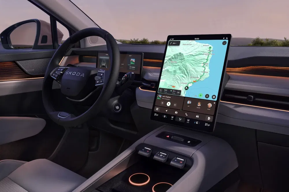 Intérieur de voiture Skoda avec écran tactile de navigation et tableau de bord moderne.