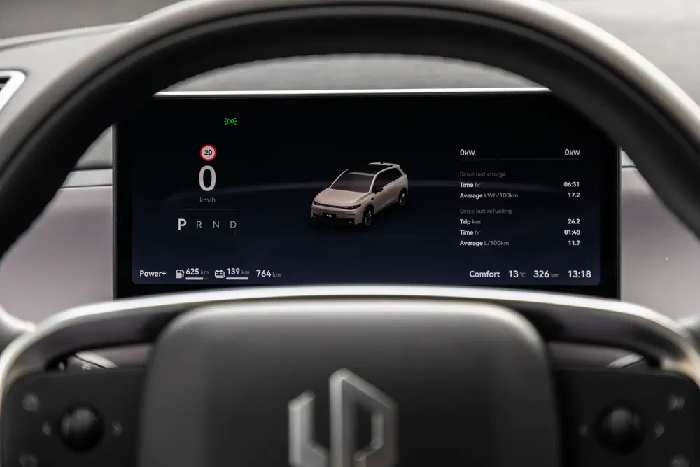 Digitaal dashboard elektrische HiPhi-auto met prestatie-indicatoren en ritstatistieken.