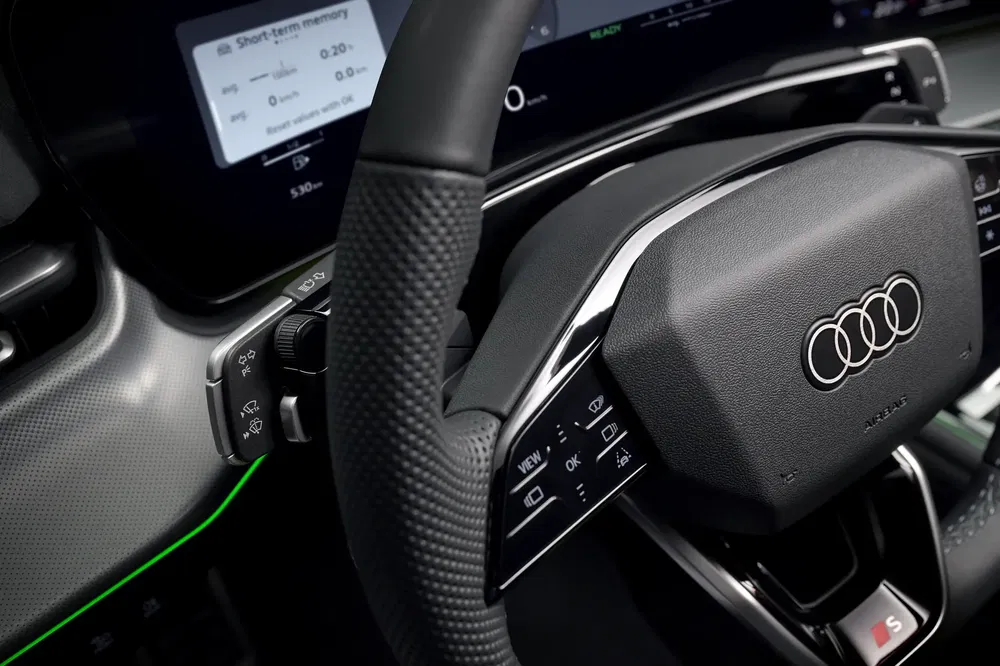 Audi stuur met digitaal scherm en geïntegreerde bedieningselementen.
