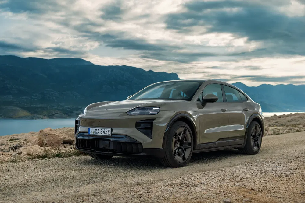 {"fr":"Porsche Macan 2024 sur route côtière, design moderne sous ciel nuageux.","nl":"Porsche Macan 2024 op kustweg, modern ontwerp onder bewolkte hemel."}