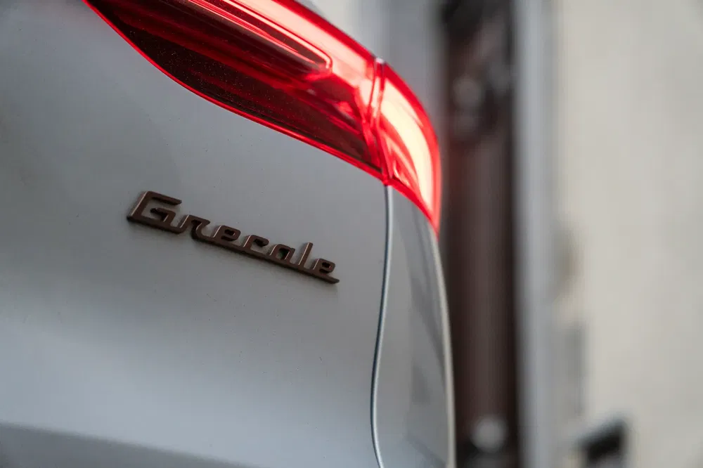 Détail du feu arrière et logo Maserati Grecale argenté, design moderne élégant.