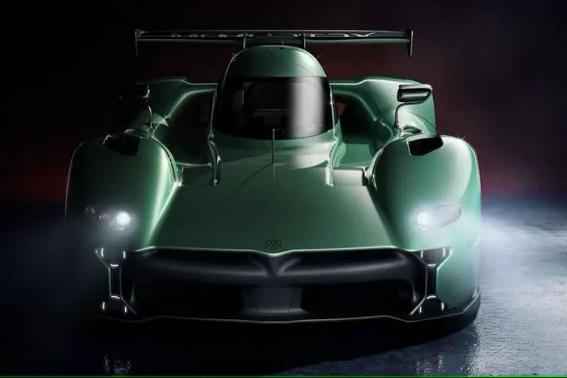 Groene hypercar raceauto, aerodynamisch ontwerp, met voorste LED-koplampen aan.