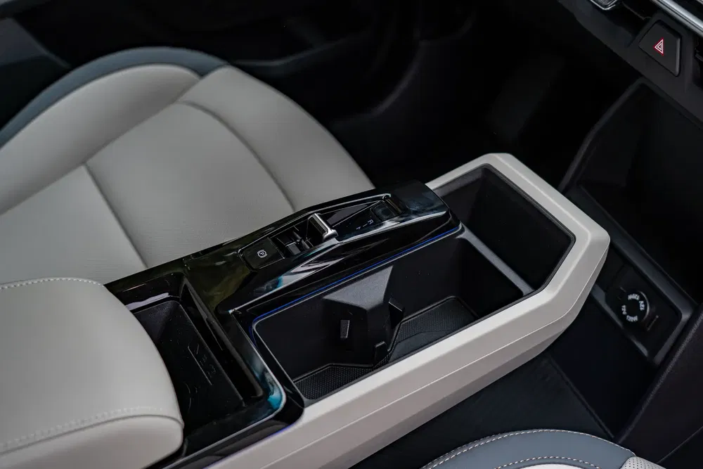 Intérieur Volkswagen ID.4 avec console centrale moderne et sièges en cuir clair élégants.