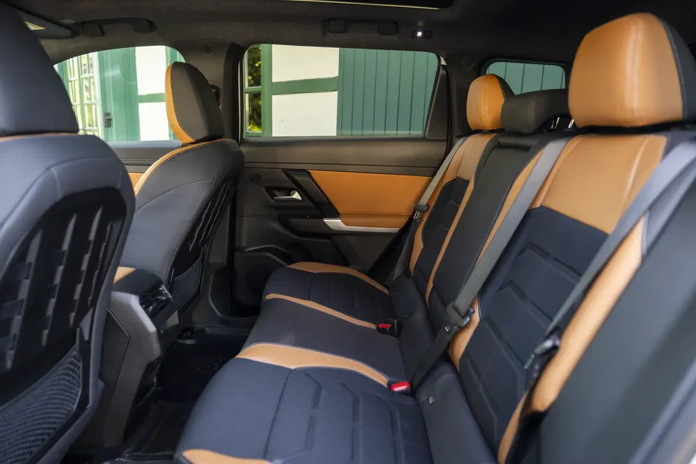 Intérieur du SUV, sièges en cuir bicolore, design moderne et spacieux.