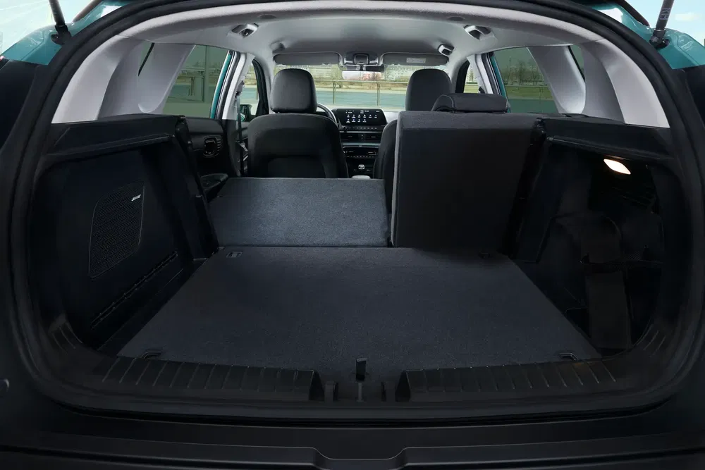 Intérieur du coffre spacieux d'un SUV moderne avec sièges arrière rabattus pour plus de capacité.