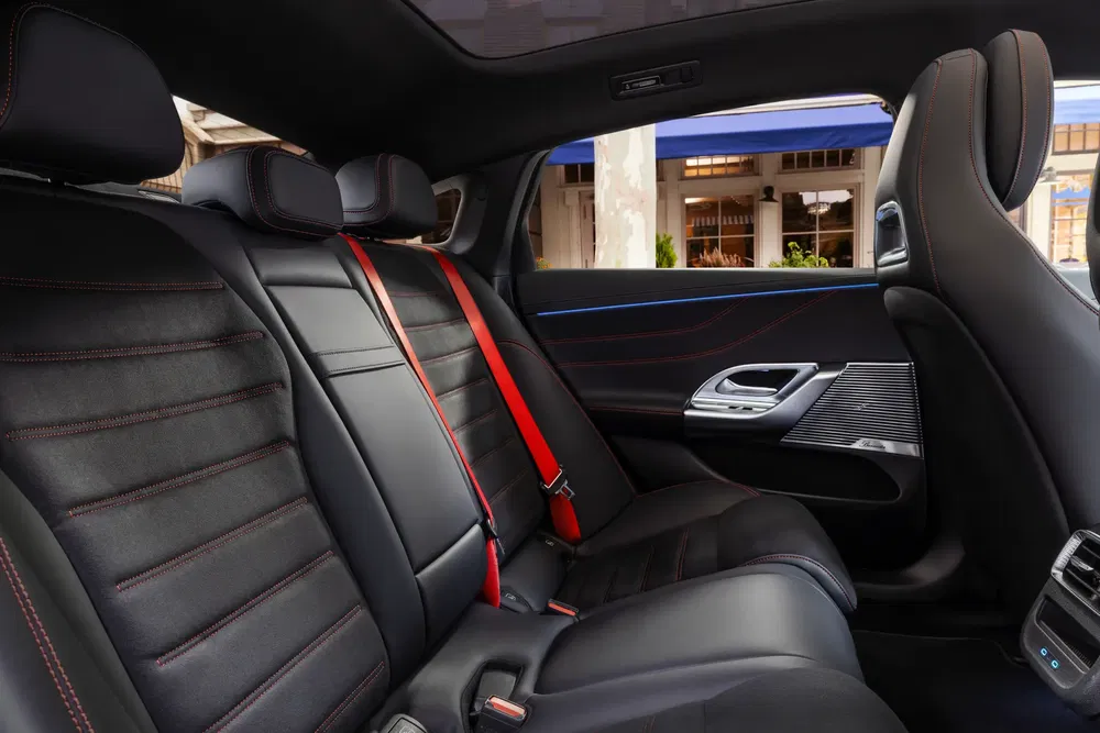 Intérieur spacieux Audi RS e-tron GT, sièges en cuir noir et ceintures rouges distinctives.