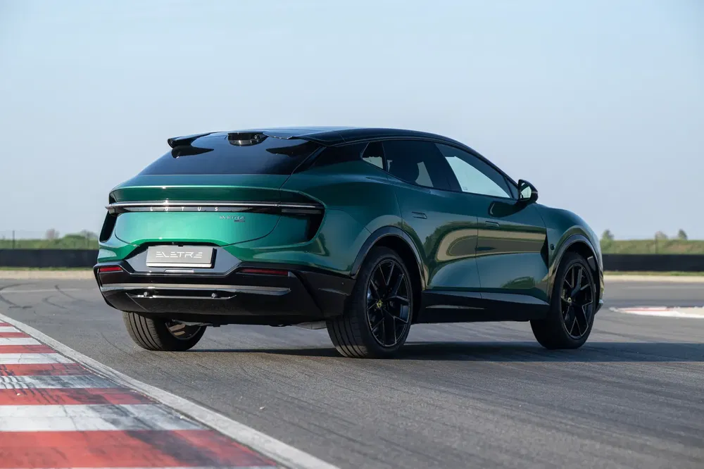 Donkergroene Lotus Eletre elektrische auto op zonnig buitencircuit.