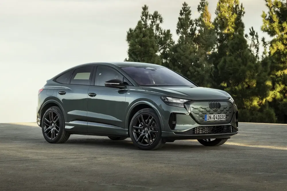 Audi Q4 e-tron électrique garée en extérieur, design moderne et élégant.