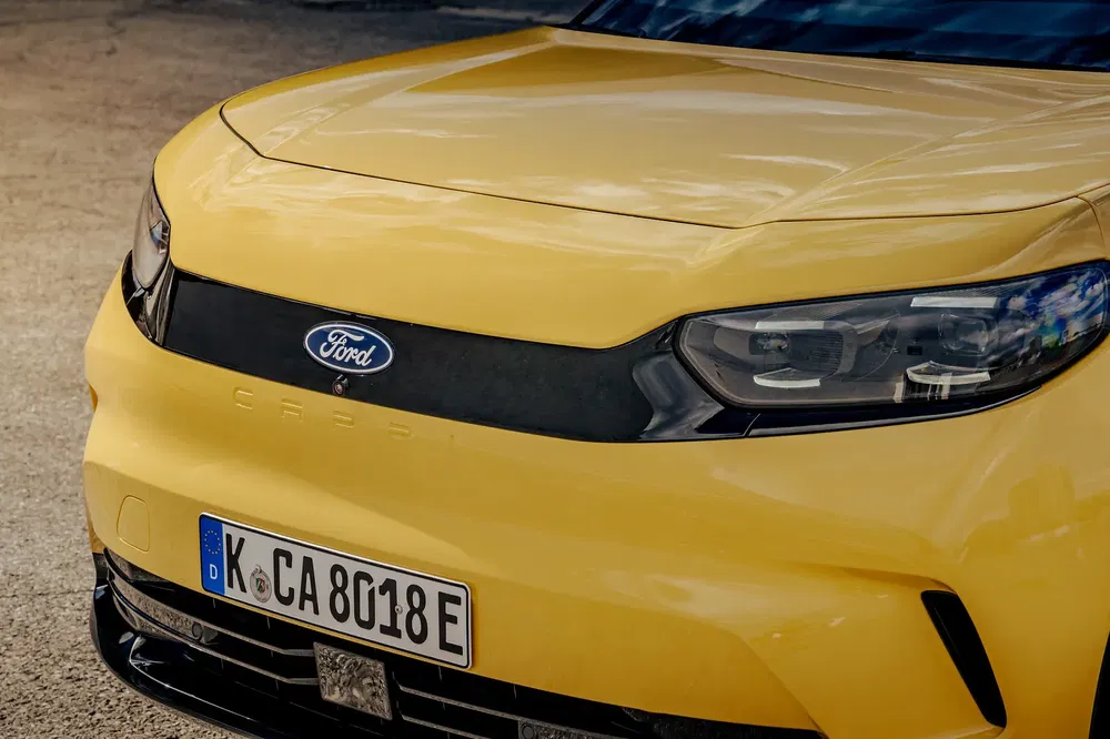 Avant de la Ford Capri jaune avec plaque d'immatriculation allemande en gros plan.