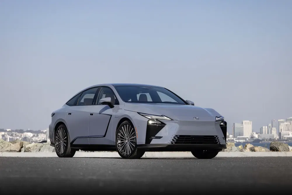 Lexus Mirai élégante voiture grise stationnée avec horizon urbain en arrière-plan.
