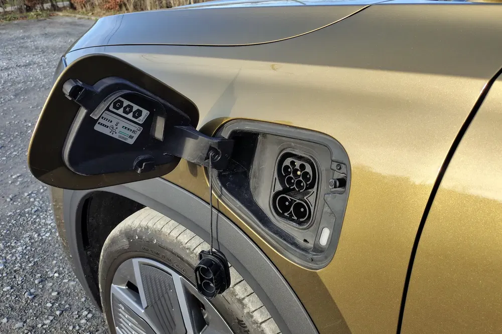 {"fr":"Prise de recharge d'une Hyundai Ioniq 5 sur carrosserie dorée, sur un sol gravier.","nl":"Laadpoort van een Hyundai Ioniq 5 op gouden carrosserie, op grindverharding."}