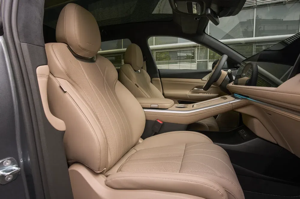 BMW interieur met stijlvolle beige lederen stoelen en modern dashboard.