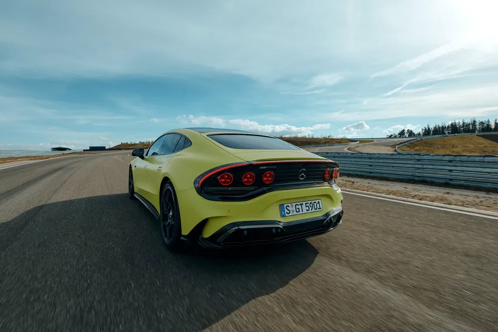 {"fr":"Mercedes-AMG GT jaune vif sur circuit de course, vue arrière dynamique.","nl":"Felgele Mercedes-AMG GT op een racecircuit, dynamisch achteraanzicht."}