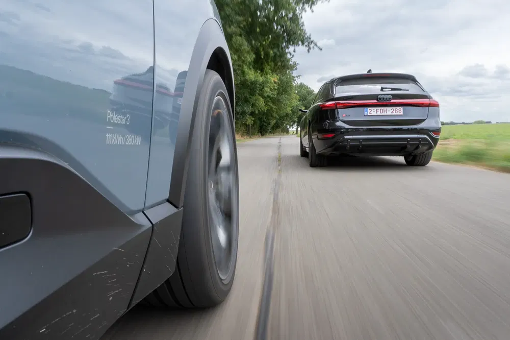 Voiture Polestar 3 et SUV roulant rapidement sur une route de campagne.