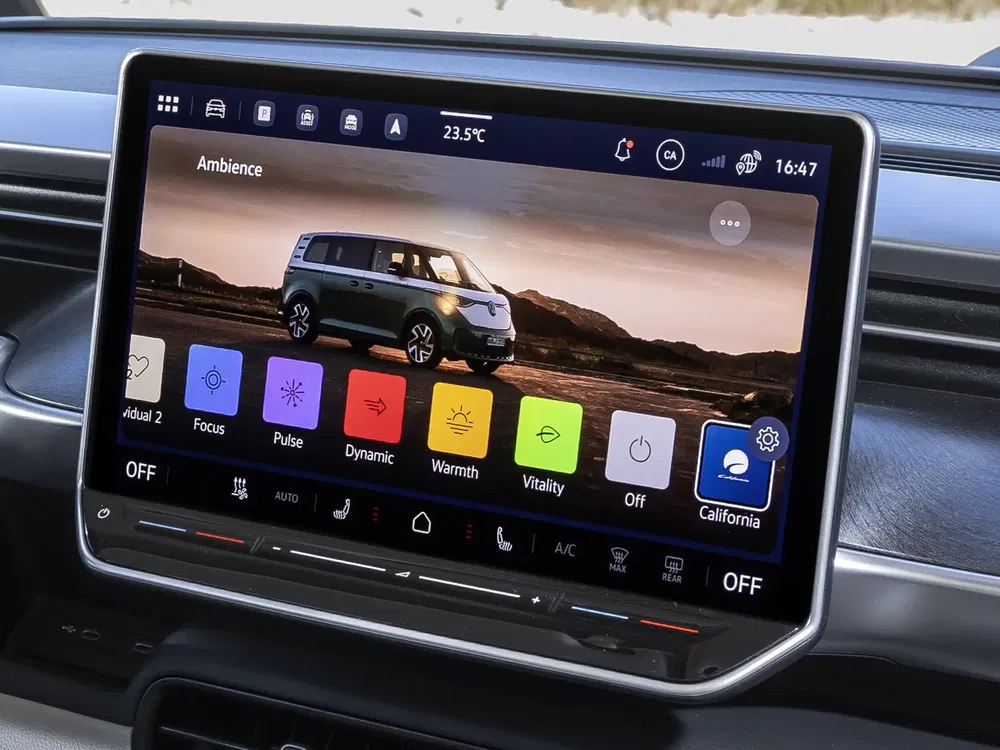 Écran central d'une Volkswagen ID. Buzz affichant des options d'ambiance intérieure colorées.