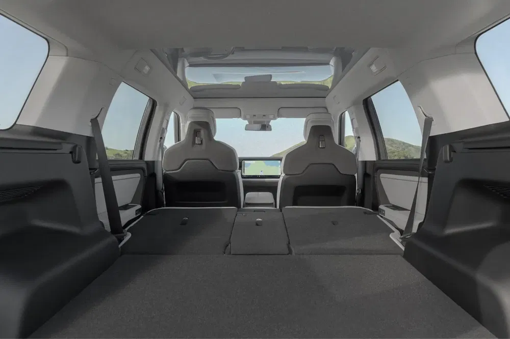 Intérieur spacieux d'un SUV ID. Buzz avec sièges pliés et toit panoramique.