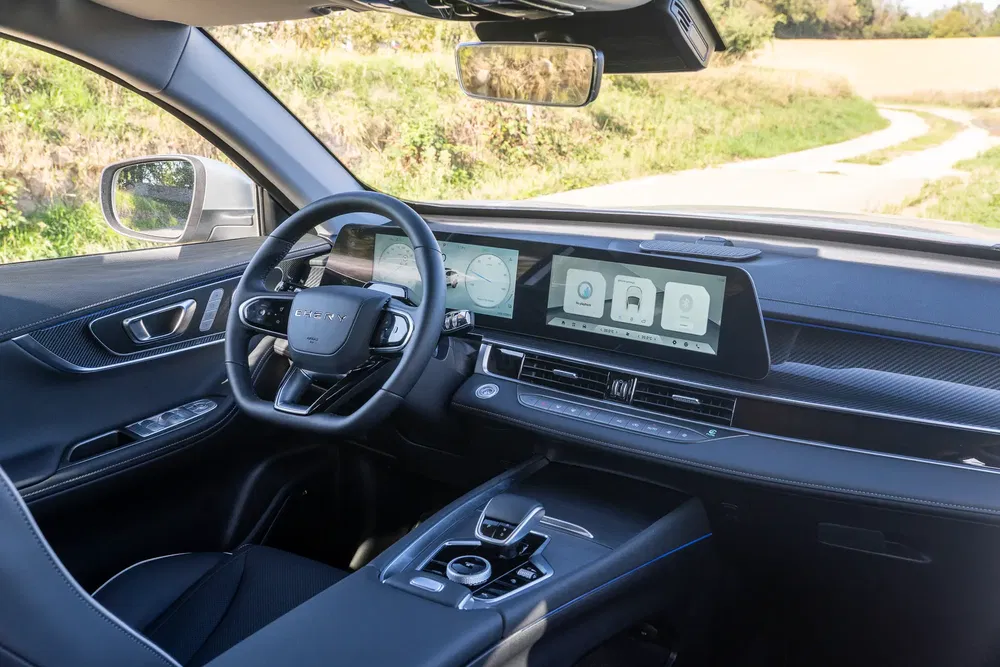 Intérieur moderne d'un véhicule Chery avec tableau de bord numérique et volant élégant.