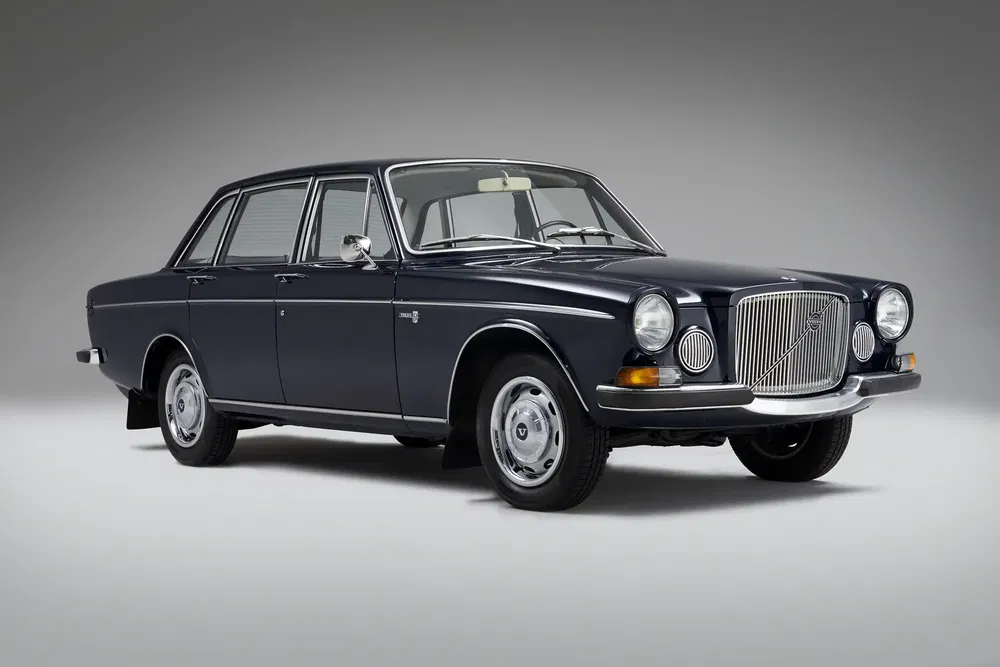 {"fr":"Classique Volvo 164 bleu marine brillant, berline vintage avec calandre distinctive en chrome.","nl":"Klassieke donkerblauwe Volvo 164, vintage sedan met opvallende chromen grille."}